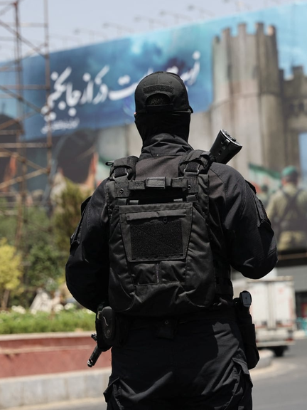 مقتل شخصين في تبادل لإطلاق النار مع عناصر أمنية بغرب إيران