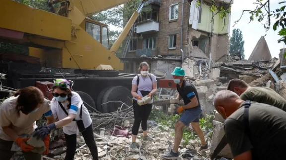 حمله موشکی روسیه به کییف؛ زنان و کودکان در ایستگاه مترو پناه گرفتهاند