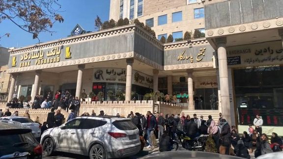 Trading In Tehran Bazaars Comes To A Halt Amid Currency's Fall