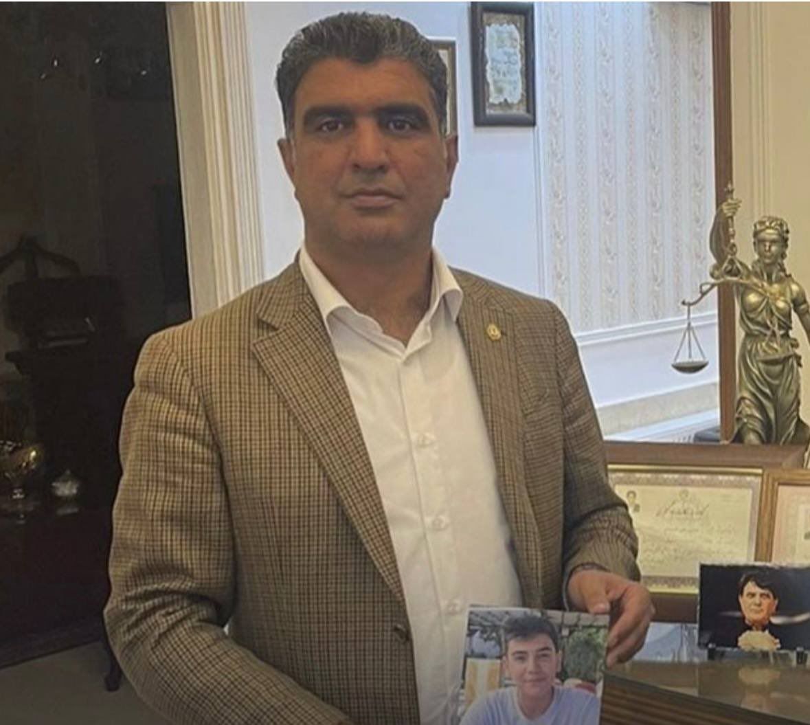 خسرو علی‌کردی، وکیل تعدادی از خانواده‌های دادخواه، به حبس و تبعید محکوم شد