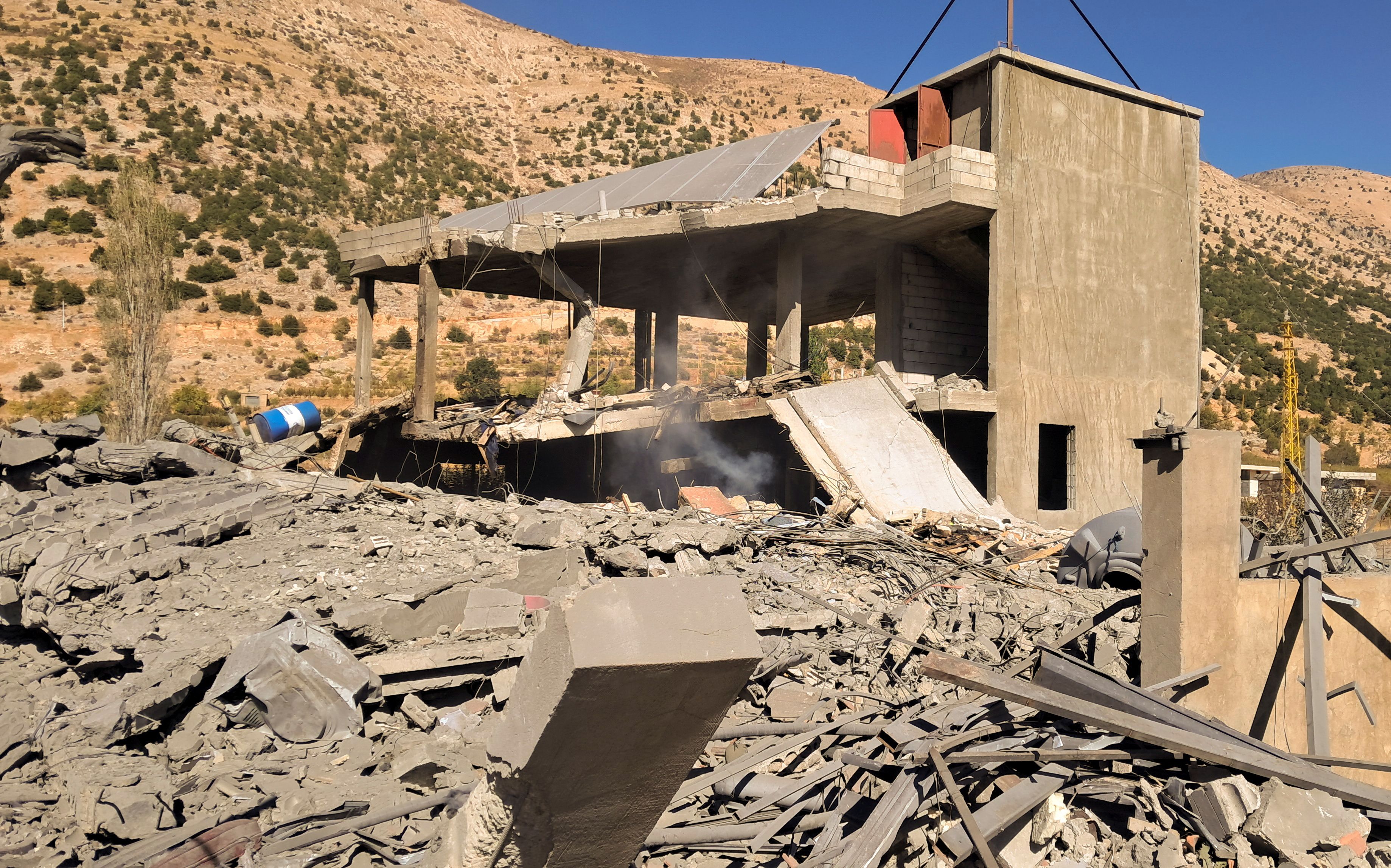 تخریب گسترده یک ساختمان در پی حمله اسرائیل به بعلبک، شرق لبنان، ۲۶ مهر