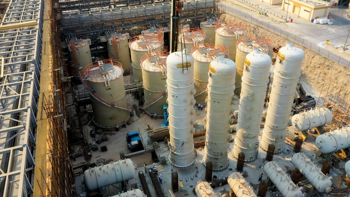 إيران تواجه العقوبات المفروضة على شبكة مبيعات البتروكيماويات بإنشاء شركات جديدة