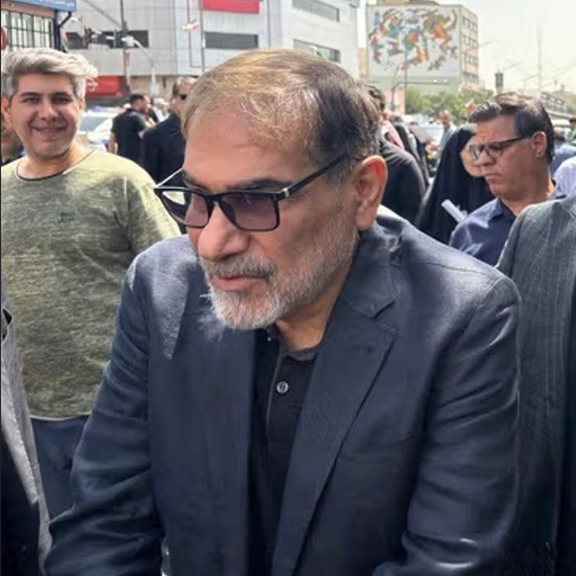 الرئيس الإيراني يعيّن علي شمخاني أمينًا للمجلس الأعلى للدفاع الوطني