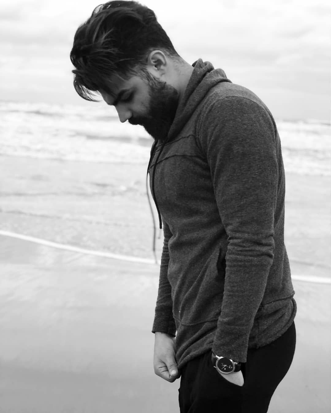 تفاصيل جديدة عن تعذيب مغنٍّ إيراني بـ"الإعدام الوهمي" والنقل إلى مركز للأمراض النفسية