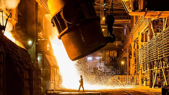 عامل إيراني يشعل النار في نفسه.. بعد فصله من عمله