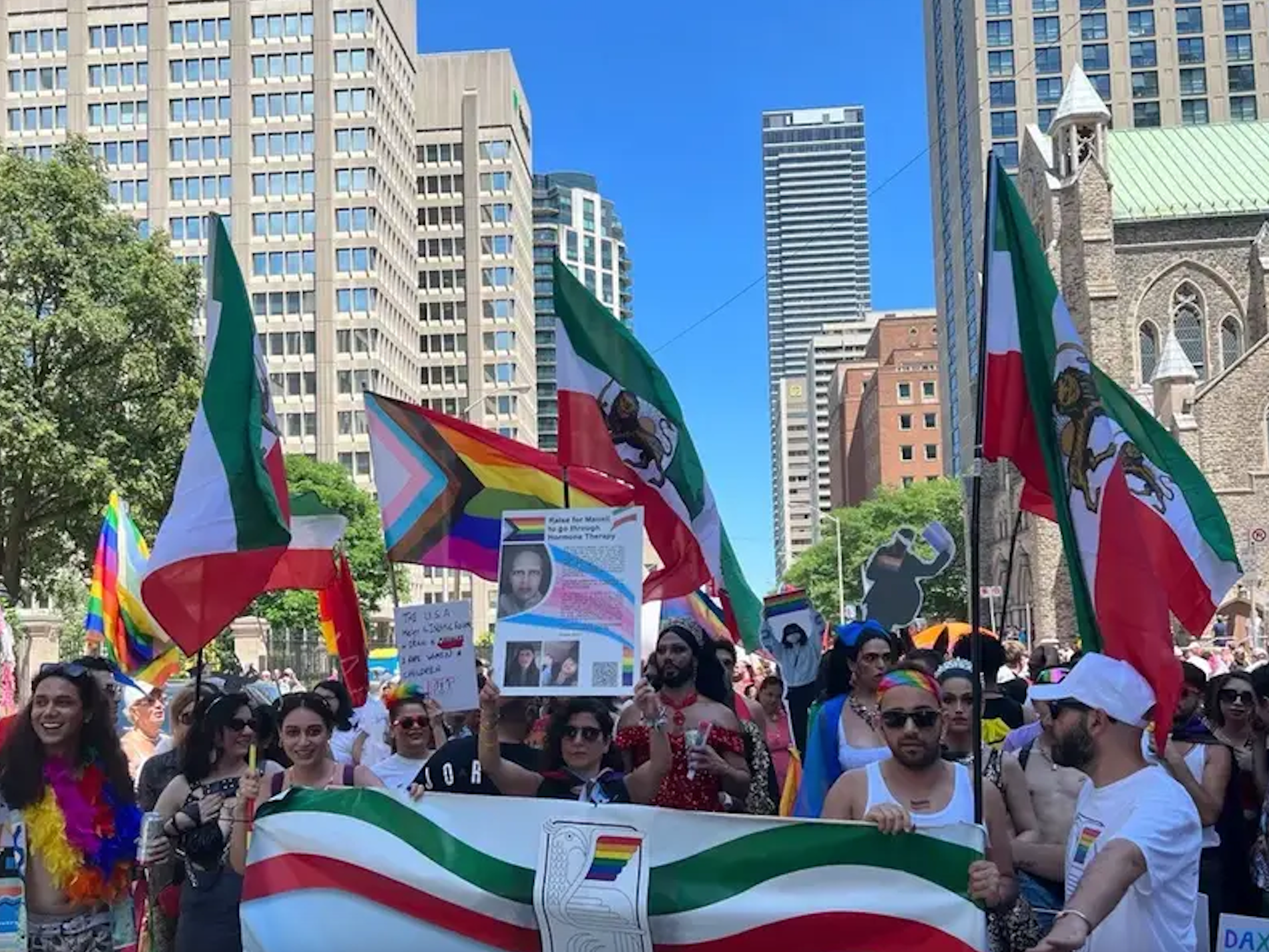 ماه افتخار جامعه کوییر و امتداد «زن، زندگی، آزادی» در خیابان‌های جهان