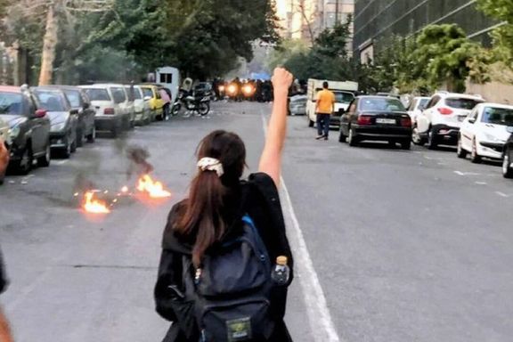 A woman facing the riot police in the northern city of Rasht on September 20, 2022