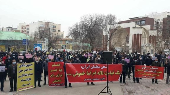 الأمن الإيراني يعتدي على تجمعات للمعلمين الإيرانيين ويعتقل 15 منهم على الأقل