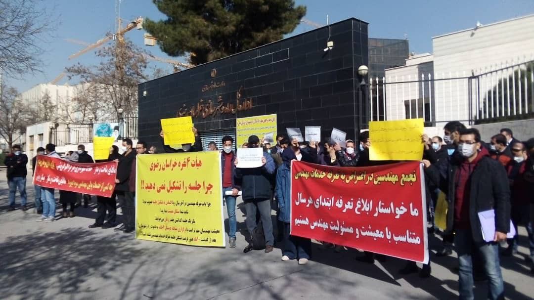 للمطالبة بتحسين أوضاعهم.. رجال الإطفاء ينظمون وقفة احتجاجية أمام بلدية طهران