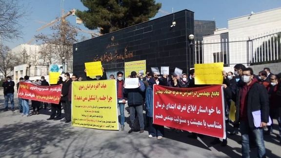 للمطالبة بتحسين أوضاعهم.. رجال الإطفاء ينظمون وقفة احتجاجية أمام بلدية طهران