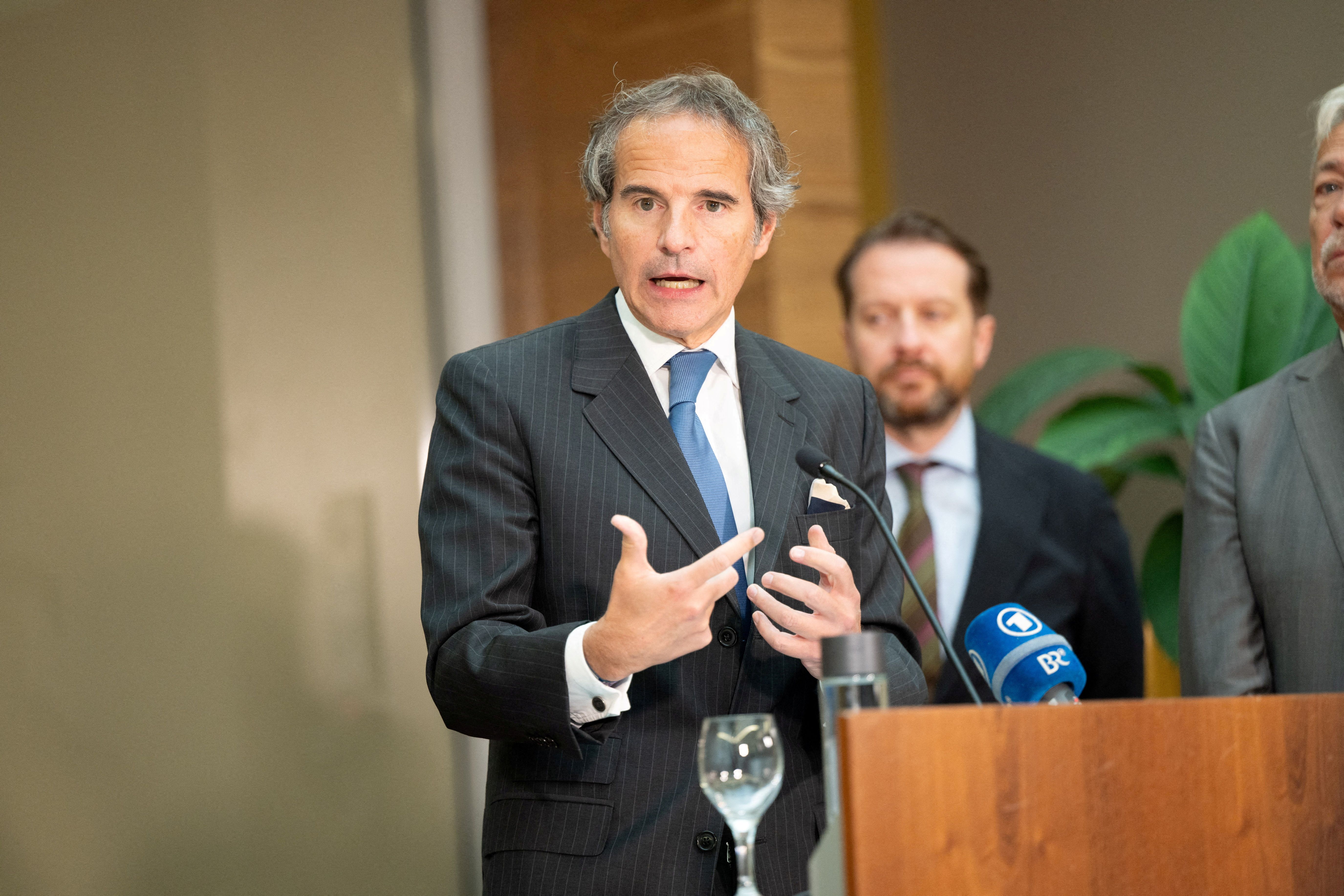 رافائل گروسی، مدیرکل آژانس بین‌المللی انرژی اتمی، بارها از رویه تهران مبنی بر افزایش متمادی ذخایر اورانیوم با غلظت بالا انتقاد کرده است 