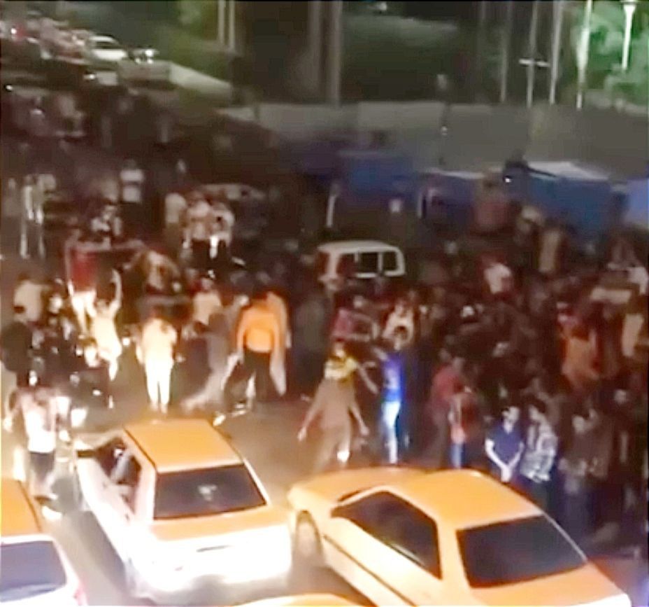 تظاهرات شبانه مردم در شامگاه ۱۳ آبان؛ شعار علیه دیکتاتوری از تهران تا اهواز، بوشهر و سنندج