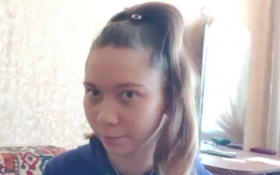 روسیه برای حضانت دختر ۱۳ سالهای که تصویری علیه جنگ کشیده، دادگاه برگزار میکند