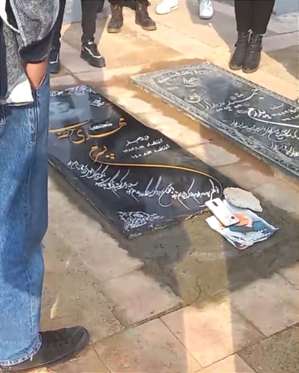 قوات الأمن الإيرانية تعرقل أربعينية مهدي حضرتي.. وأسرته قيد الإقامة الجبرية 