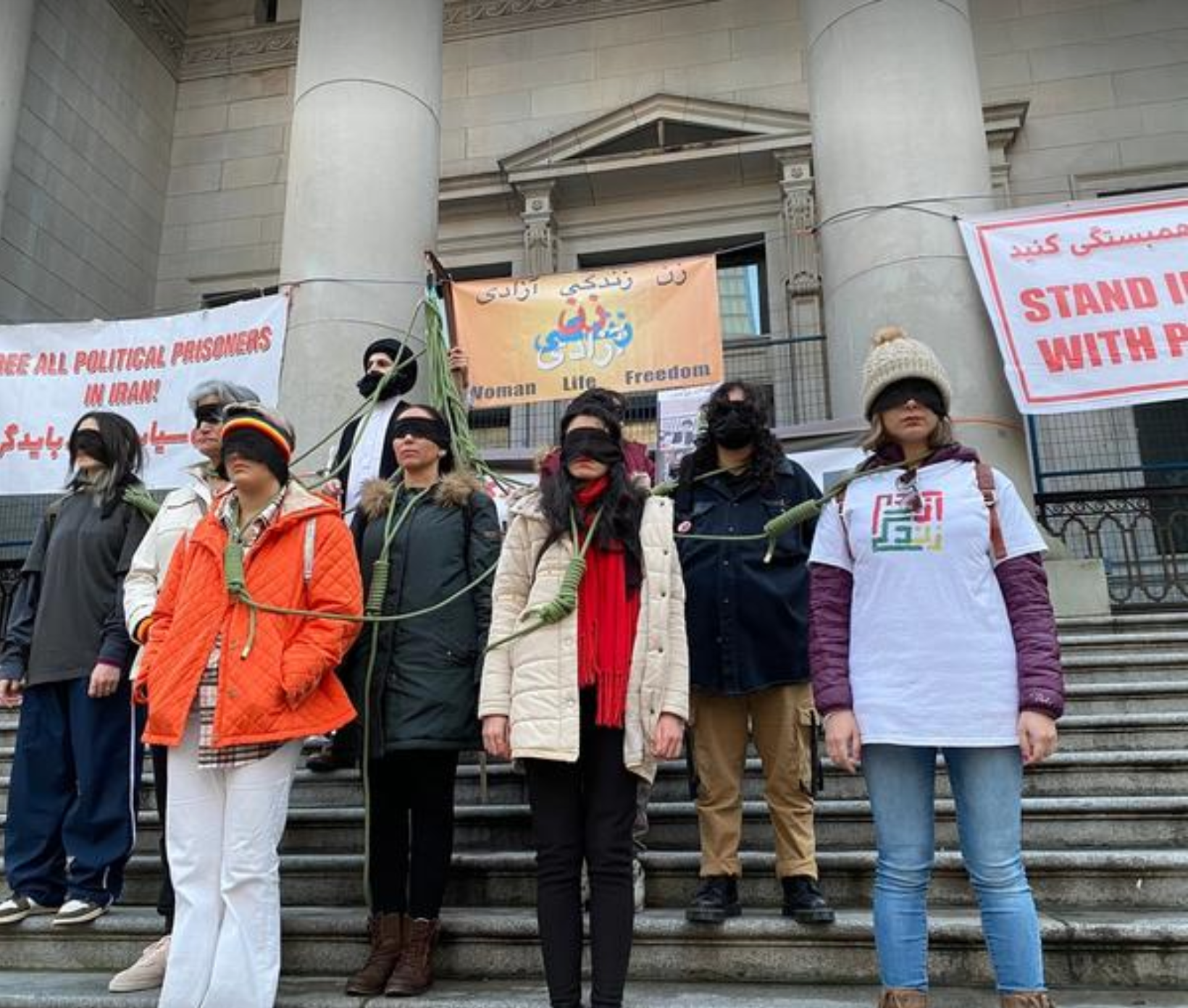 فنانون إيرانيون يطالبون الدول الحرة باستدعاء سفرائها من إيران