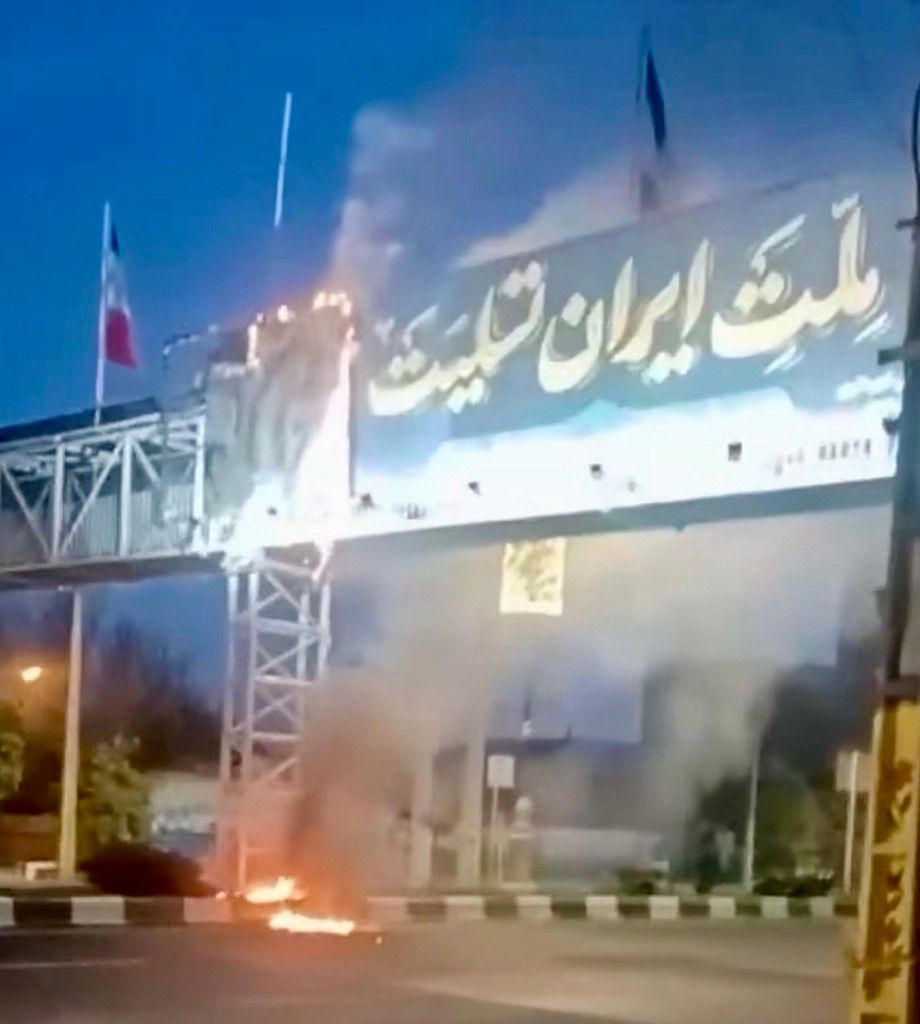 نخستین جرقه‌های اعتراض پس از سرکوب دی ماه؛ بنر تسلیت خامنه‌ای به آتش کشیده شد