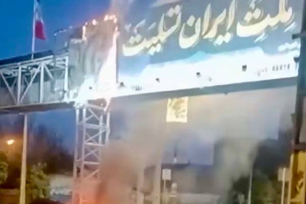 نخستین جرقههای اعتراض پس از سرکوب دی ماه؛ بنر تسلیت خامنهای به آتش کشیده شد
