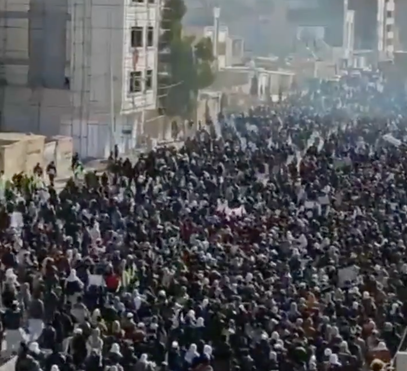 ادامه خیزش انقلابی در نقاط مختلف و در مراسم یادبود کشته‌شدگان با وجود حمله نیروهای سرکوبگر