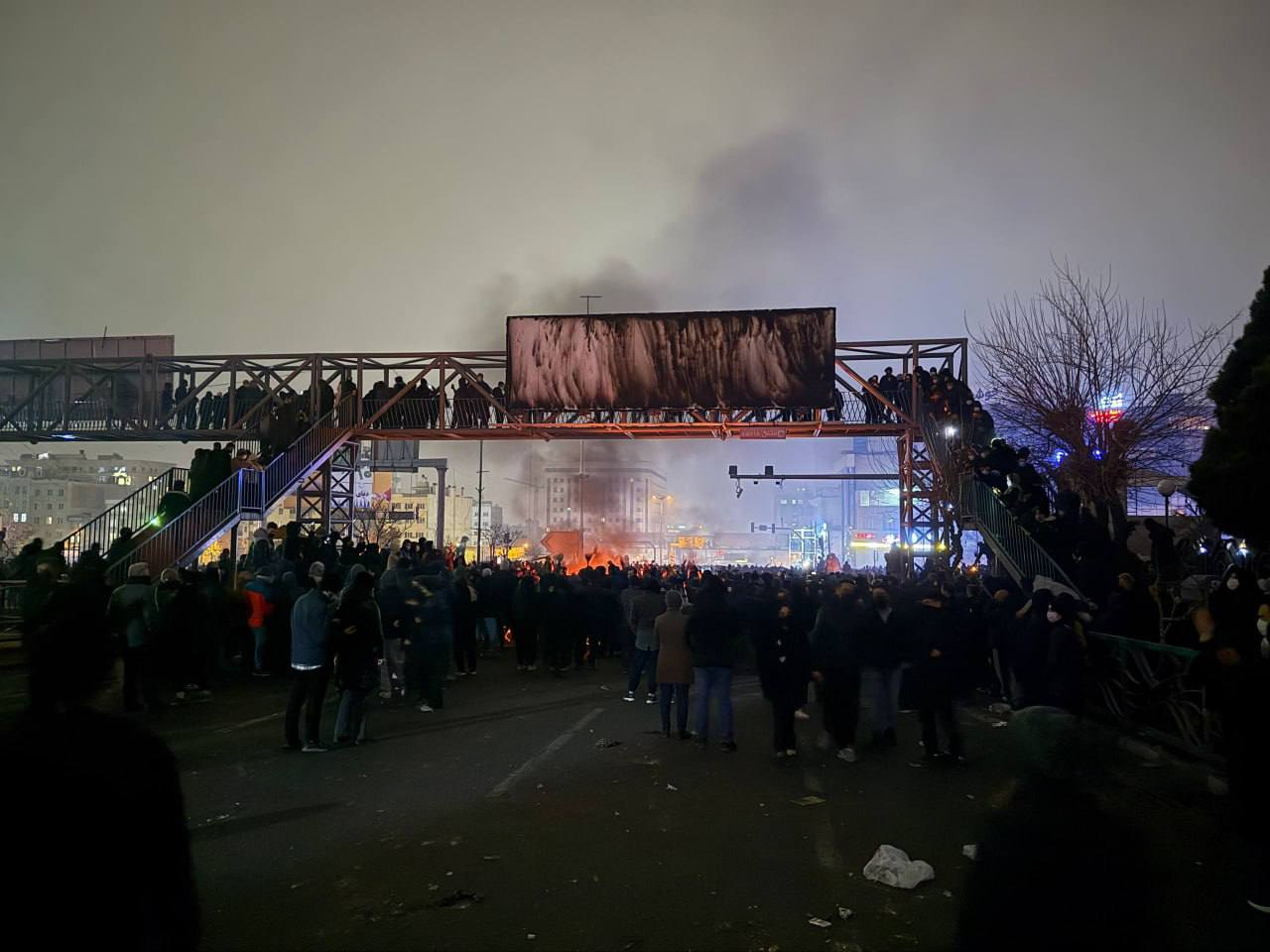 شبكة إخبارية: بعض الصينيين المقيمين في إيران سرّعوا وتيرة مغادرتهم 