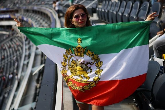 حضور تماشاگران ایرانی، پرچم به تن و در دست در استادیوم لس آنجلس برای بازی تیم ملی