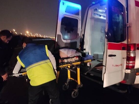 آتشنشانی تهران: در اثر اتصال برق جرثقیل با کابل برق در بزرگراه آزادگان، یک کارگر جانباخت