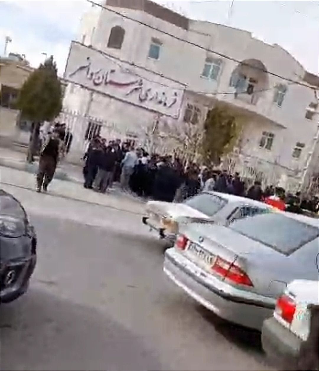 نافرمانی مدنی و تجمع پس از پلمب مغازه‌ها به‌دلیل اعتصاب؛ تداوم اعتراضات دانشجویی در ۱۷ آذر