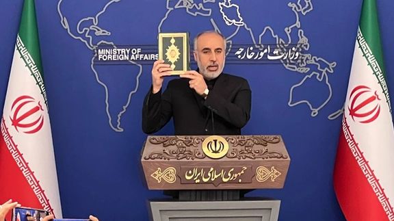 سخنگوی وزارت خارجه قرآن به دست در نشست خبری حاضر شد