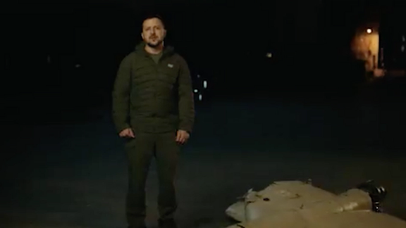 زلنسکی در کنار پهپاد سرنگون شده ایران: بال همه هیولاهای آهنی را در آسمان خود قطع میکنیم