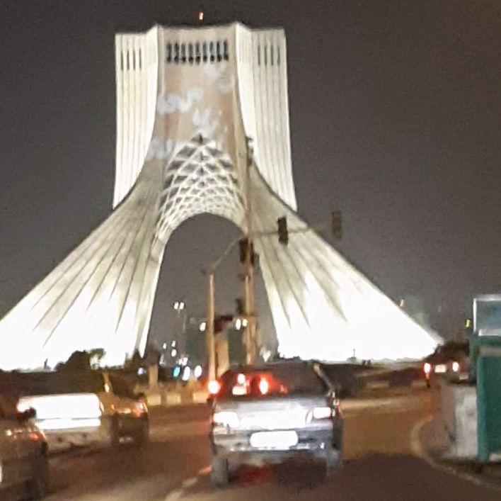 شعارات مناهضة للنظام في طهران وكرج وإضاءة برجي آزادي وبلاسكو بشعار "المرأة الحياة الحرية"