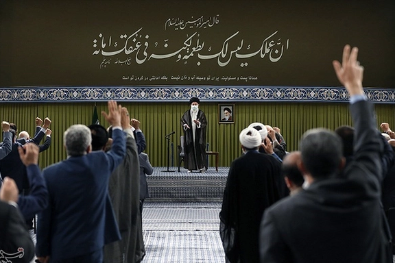 تجاهل الاحتجاجات وزيادة الأسعار.. المرشد الإيراني: إدارة بلد مثل إيران "صعبة ومعقدة"