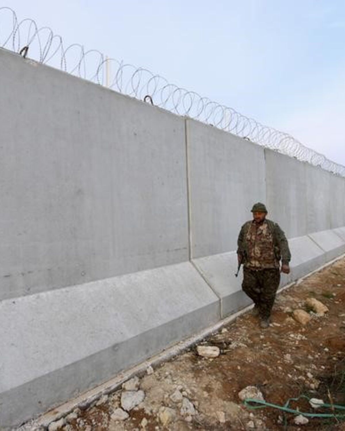 اورشلیم‌پست: دیوار مرزی عراق با سوریه می‌تواند مسیر نفوذ نیابتی‌های تهران را محدود کند