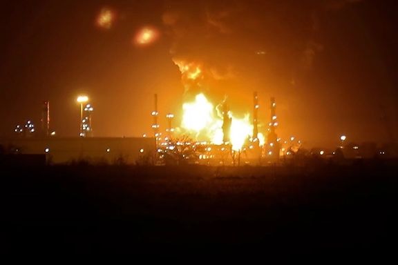 آتشسوزی در پالایشگاه تهران با گذشت بیش از دوازده ساعت همچنان ادامه دارد