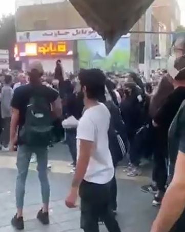 احتجاجات إيران في يومها السابع: اشتباكات في الشوارع.. وقطع للإنترنت.. وتنديد دولي