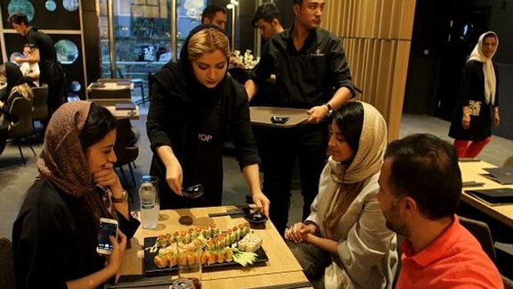 "حرب المقاهي"... لماذا يخشى النظام الإيراني من تجمعات الشباب؟