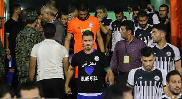 Ghafouri wearing a jersey in hono of a femal fan who set herself on fire for being denied entry into the stadium