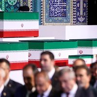 شبحِ رهبر در مراسم تدفین: بودن و نبودن مجتبی چه معنایی دارد؟