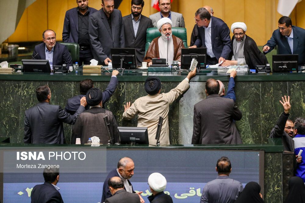 شماری از نمایندگان بارها بر زد و بند و رشوه در پشت‌پرده تصمیم‌گیری‌ها تاکید کرده‌اند