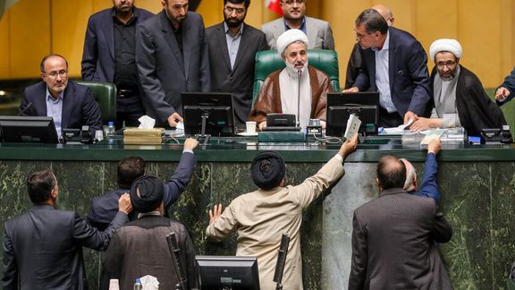 شماری از نمایندگان بارها بر زد و بند و رشوه در پشتپرده تصمیمگیریها تاکید کردهاند