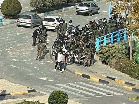 یورش نیروهای امنیتی به معترضان در اصفهان و مجروح شدن شمار زیادی از شهروندان