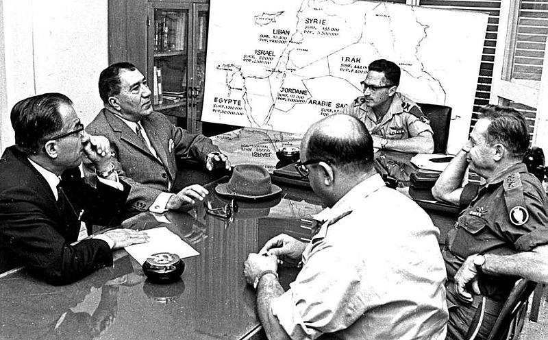 حسن طوفانیان مسئول خریدهای خارجی ارتش ایران و بهرام آریانا فرمانده‌ نیروی زمینی ارتش در مقر ارتش اسرائیل – سال ۱۹۷۵