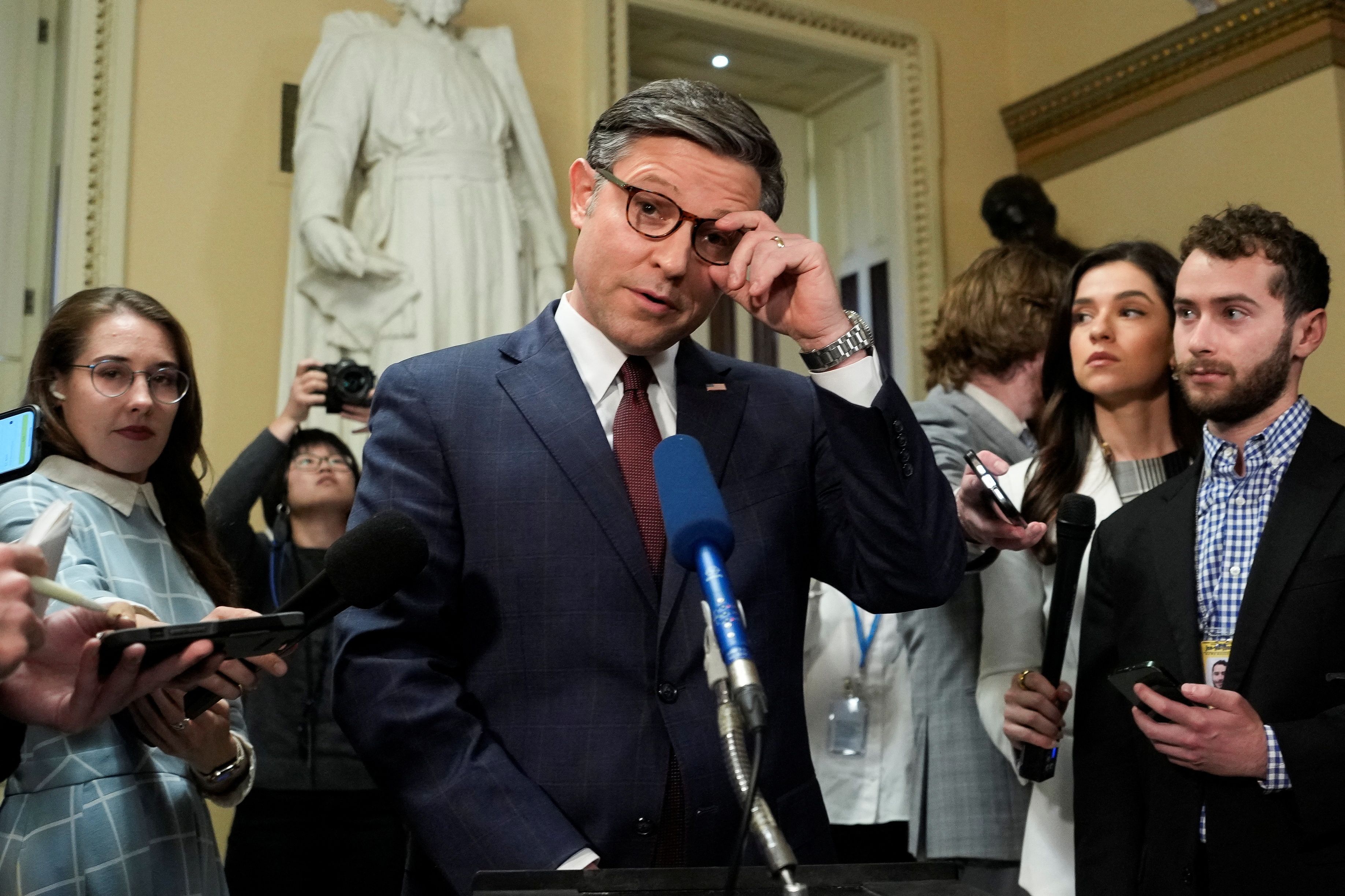 مایک جانسون، رییس مجلس نمایندگان آمریکا، روز شنبه اول اردیبهشت در ساختمان کنگره با اعضای رسانه‌ها صحبت کرد.