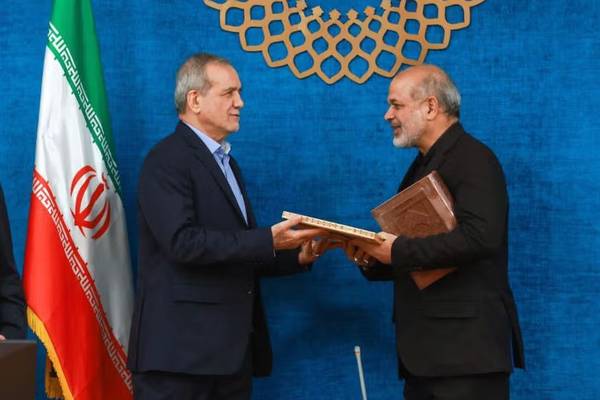 خشم پزشکیان از «جنون» سپاه؛ درخواست ملاقات با مجتبی خامنهای برای توقف حملات به همسایگان