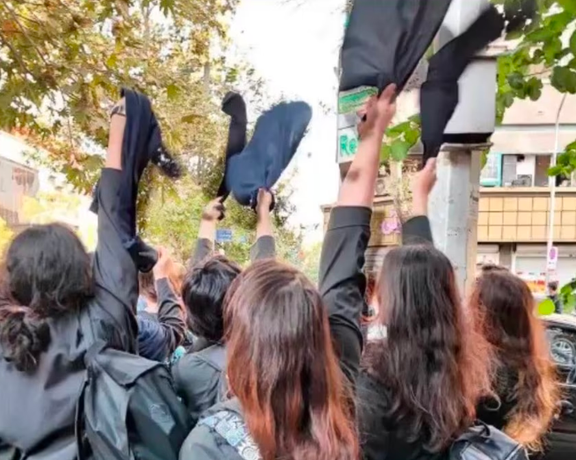 بموافقة السلطات الثلاث.. مقترح برلماني بقطع الهاتف والإنترنت عن "منتهكات الحجاب" في إيران