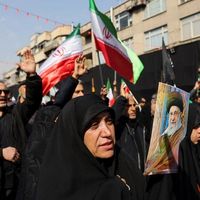 چرا جمهوری اسلامی زیر بمباران هم مردم را به خیابان میخواند؟