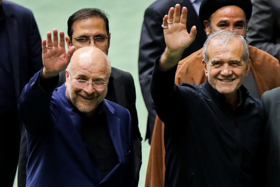 البرلمان الإيراني يمنح الثقة للحكومة.. وبزشكيان يؤكد: اختيار الوزراء تم بالتنسيق مع المرشد