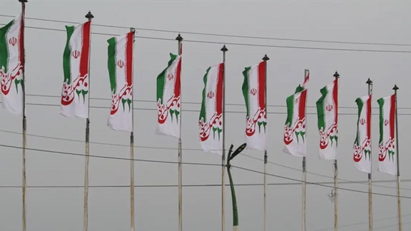 قاتل عامل البلدية في طهران: ظننته يريد الإساءة لعلم النظام