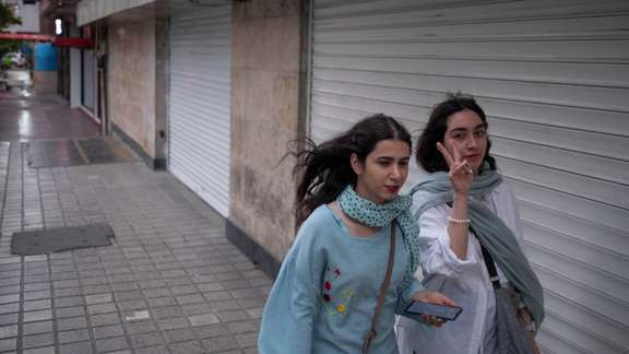 Iranian women defying hijab in public