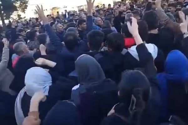 "وول ستريت جورنال": النهج القمعي للنظام الإيراني عاد إلى التصاعد مع اتساع رقعة الاحتجاجات