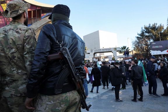 اعضای گروههای مسلح حاکم بر دمشق در حال تماشای تظاهرات در میدان اموی این شهر، ۲۹ آذر