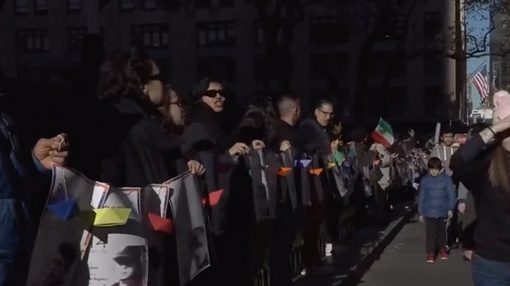ایرانیان و کنشگران در اعتراض به کشتار کودکان و معترضان ایران، در نیویورک تجمع کردند